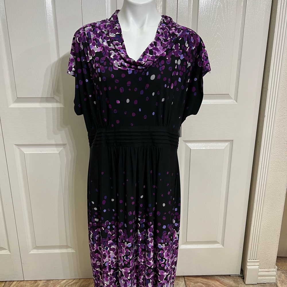 Black dress dress with shades of purple
